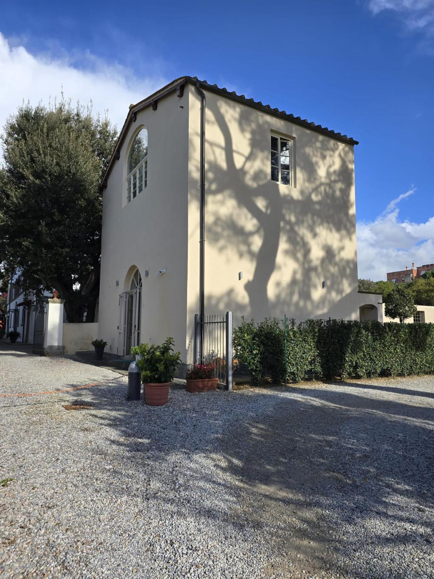 La Villa Apartments Tinaia - Excellent For Sardegna & Corsica - 6-8 Beds - Private Parking Included With Camera ليفورنو المظهر الخارجي الصورة