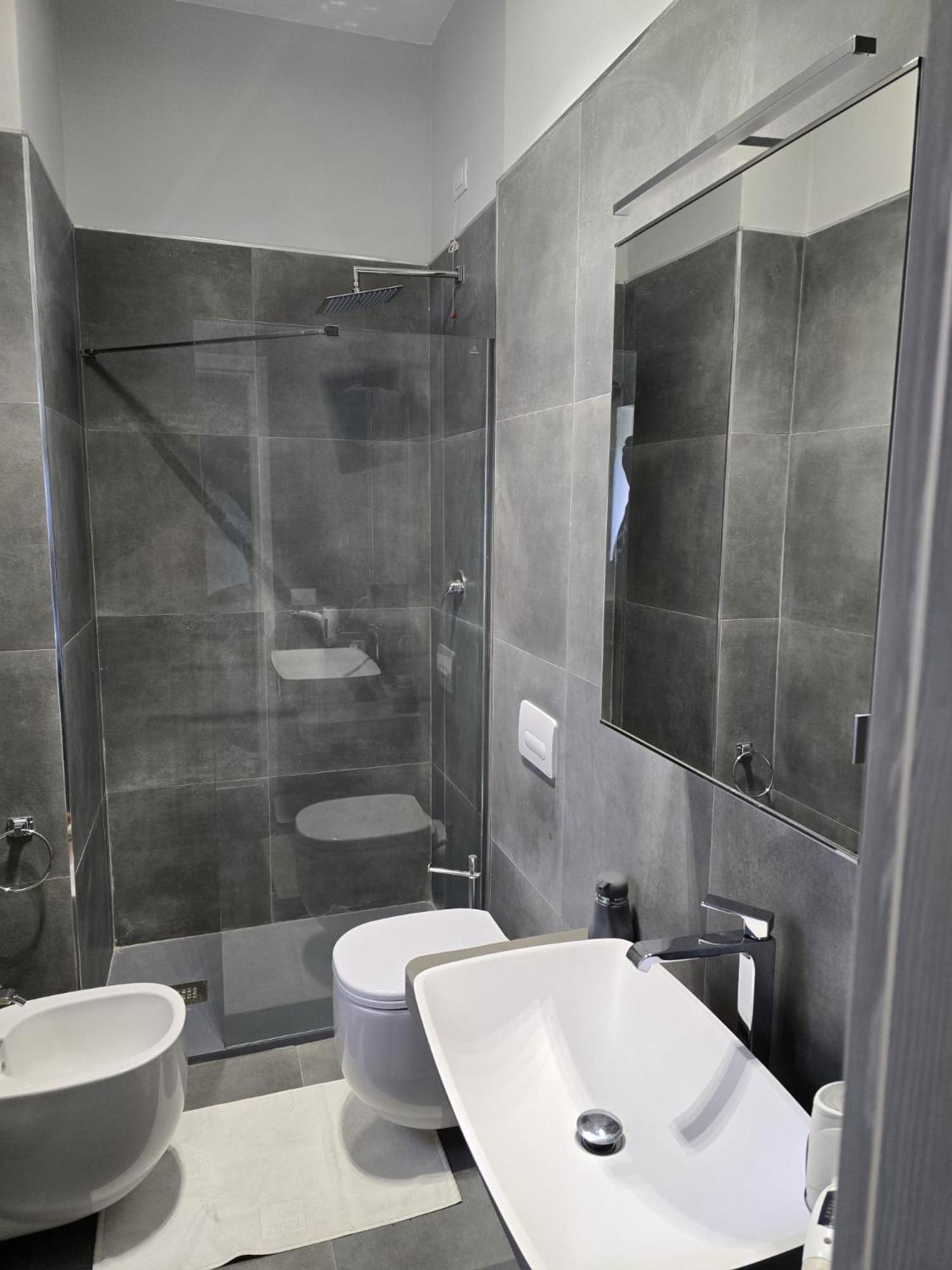 La Villa Apartments Tinaia - Excellent For Sardegna & Corsica - 6-8 Beds - Private Parking Included With Camera ليفورنو المظهر الخارجي الصورة
